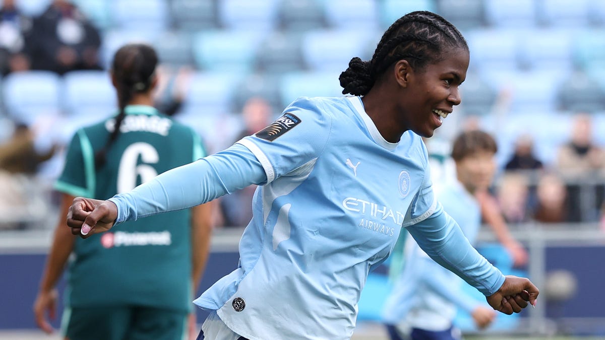 Alexia Putellas Ballon d'Or trophy